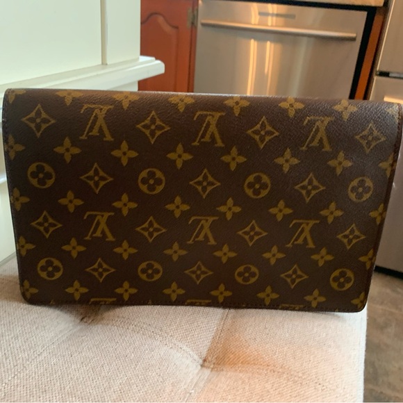 Louis Vuitton clutch - Picture 17 of 17